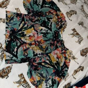 Rumors floral crop top size small  but fits big